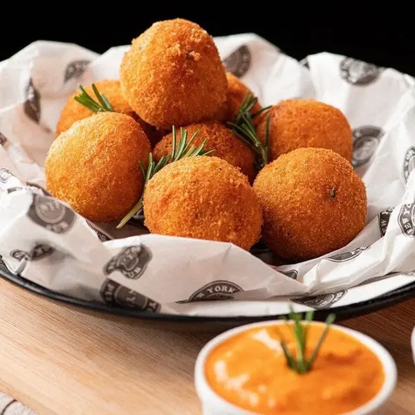 Bolinho de Abóbora recheado com Costela desfiada (do Bosco).